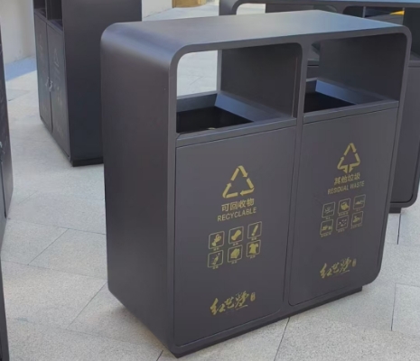 山東濰坊安裝一款咖啡色的戶外分類垃圾桶