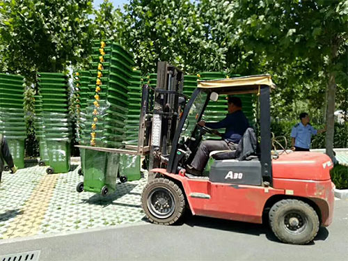 3000只塑料垃圾桶如期到位。